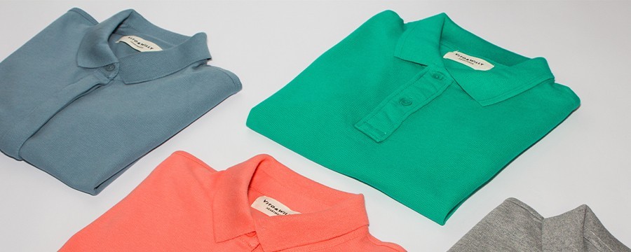 farverige poloskjorter trykt virksomhedslogo som virksomhedsuniform