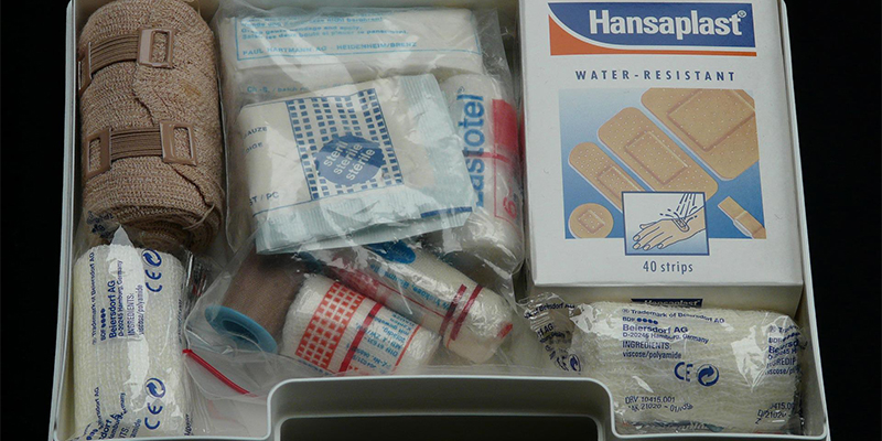 Medical spree set gift including hemostatic patch and first aid kit