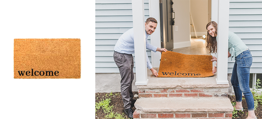 Una alfombra de bienvenida para interiores o exteriores es un regalo personalizado de inauguración de la casa.